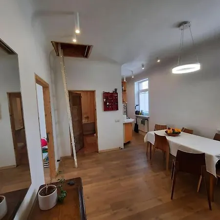 Hébergement de vacances Cozy Private House With A Yard & Parking