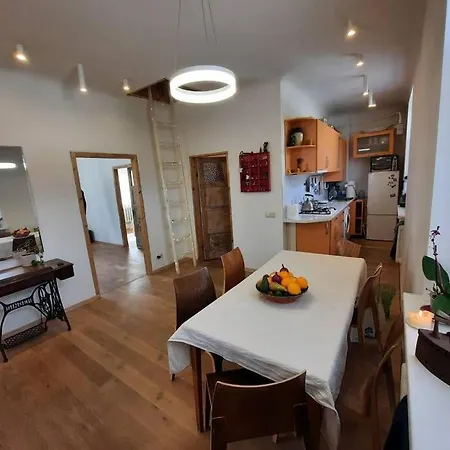 Cozy Private House With A Yard & Parking Hébergement de vacances *