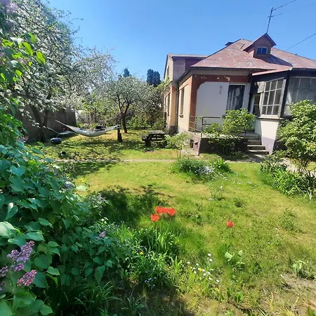 Cozy Private House With A Yard & Parking Hébergement de vacances Riga